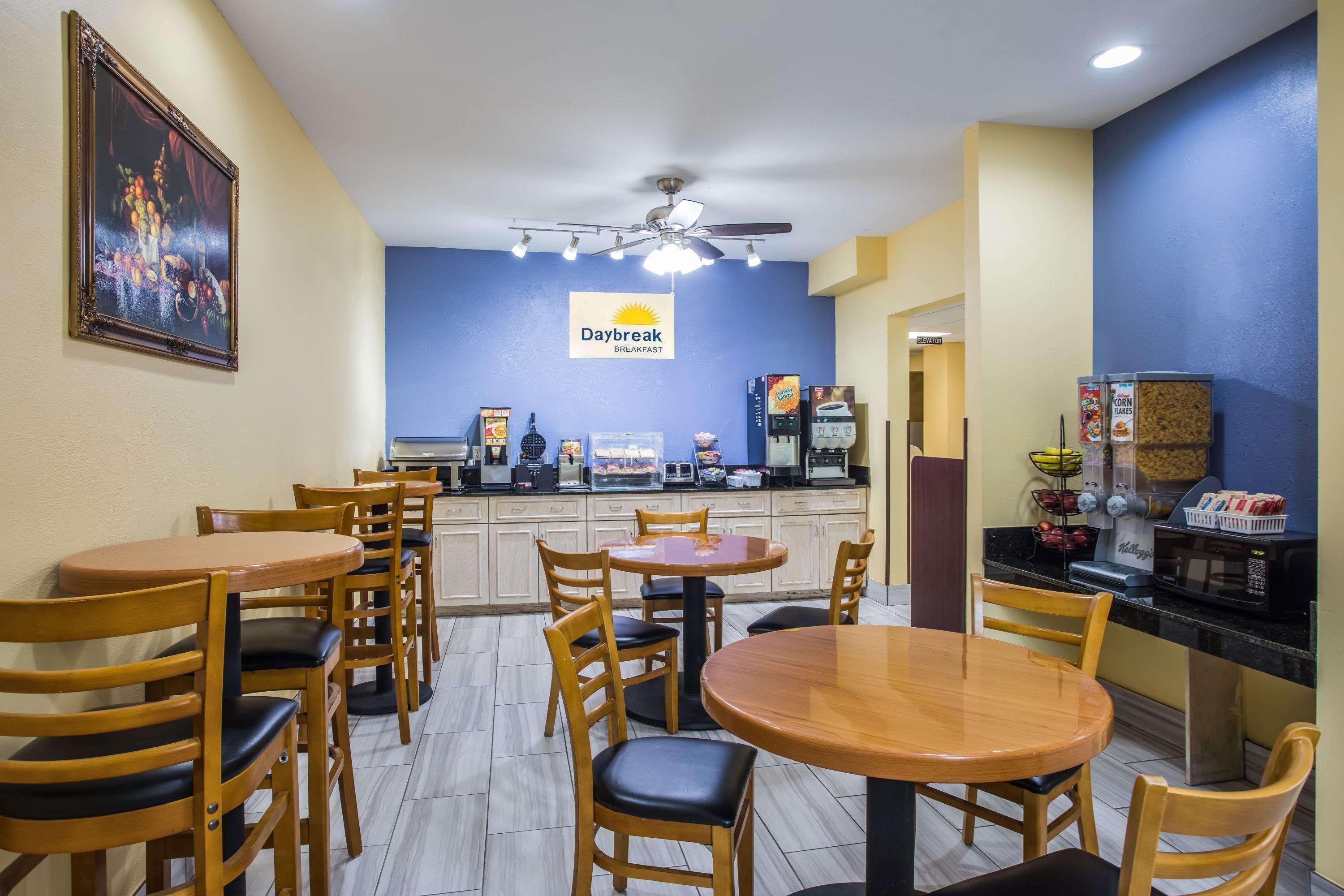 Days Inn & Suites By Wyndham Augusta Near Fort Eisenhower Exteriör bild