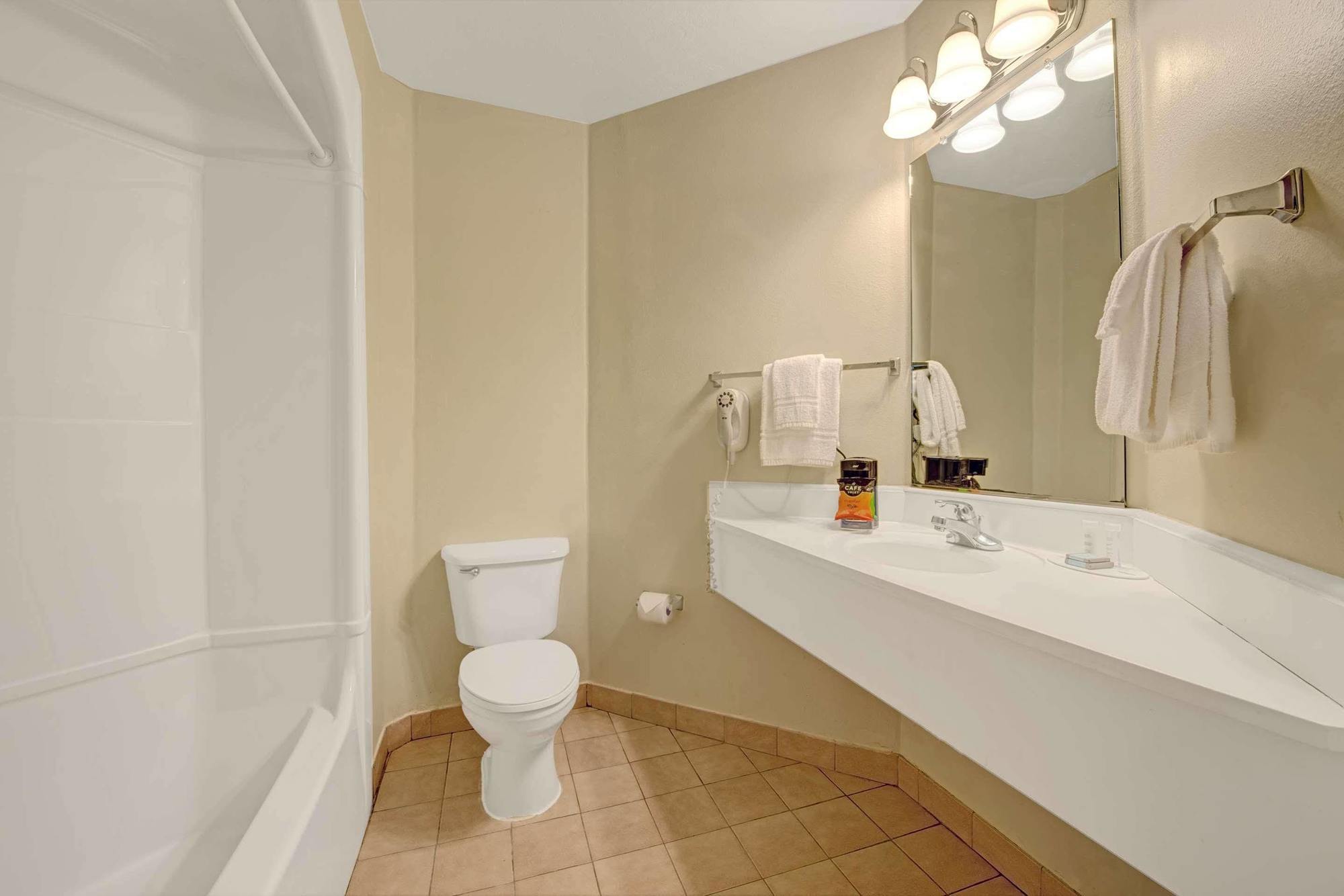 Days Inn & Suites By Wyndham Augusta Near Fort Eisenhower Exteriör bild
