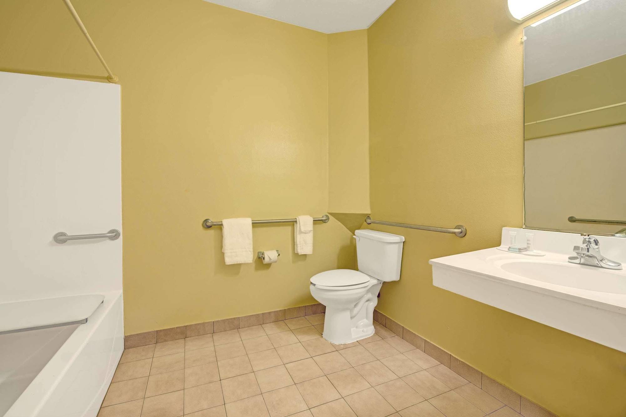 Days Inn & Suites By Wyndham Augusta Near Fort Eisenhower Exteriör bild