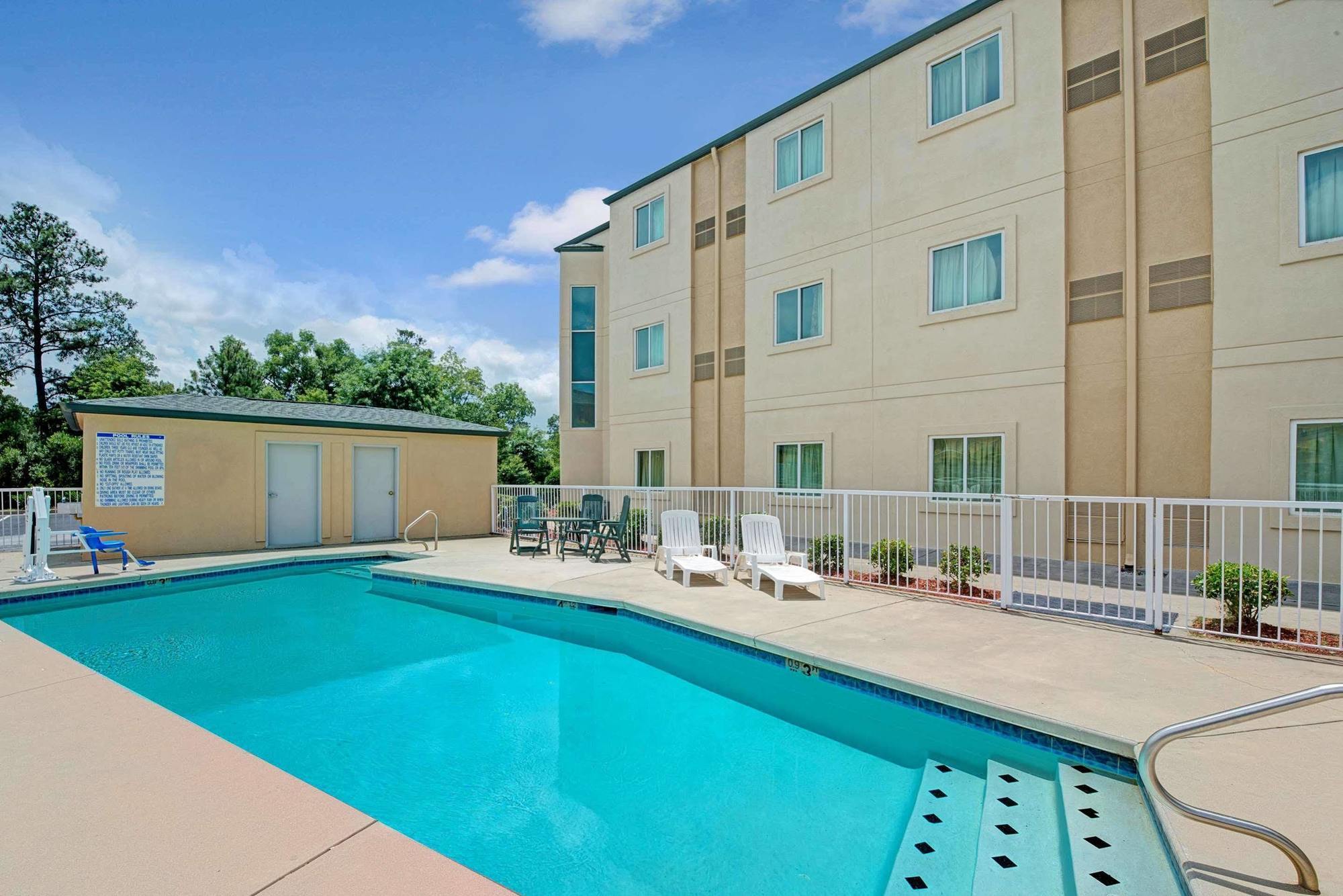 Days Inn & Suites By Wyndham Augusta Near Fort Eisenhower Exteriör bild