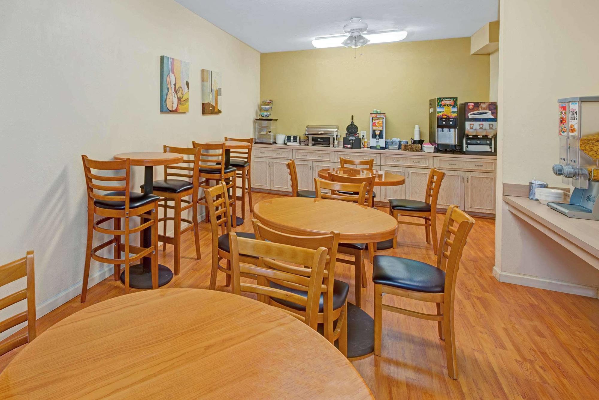 Days Inn & Suites By Wyndham Augusta Near Fort Eisenhower Exteriör bild