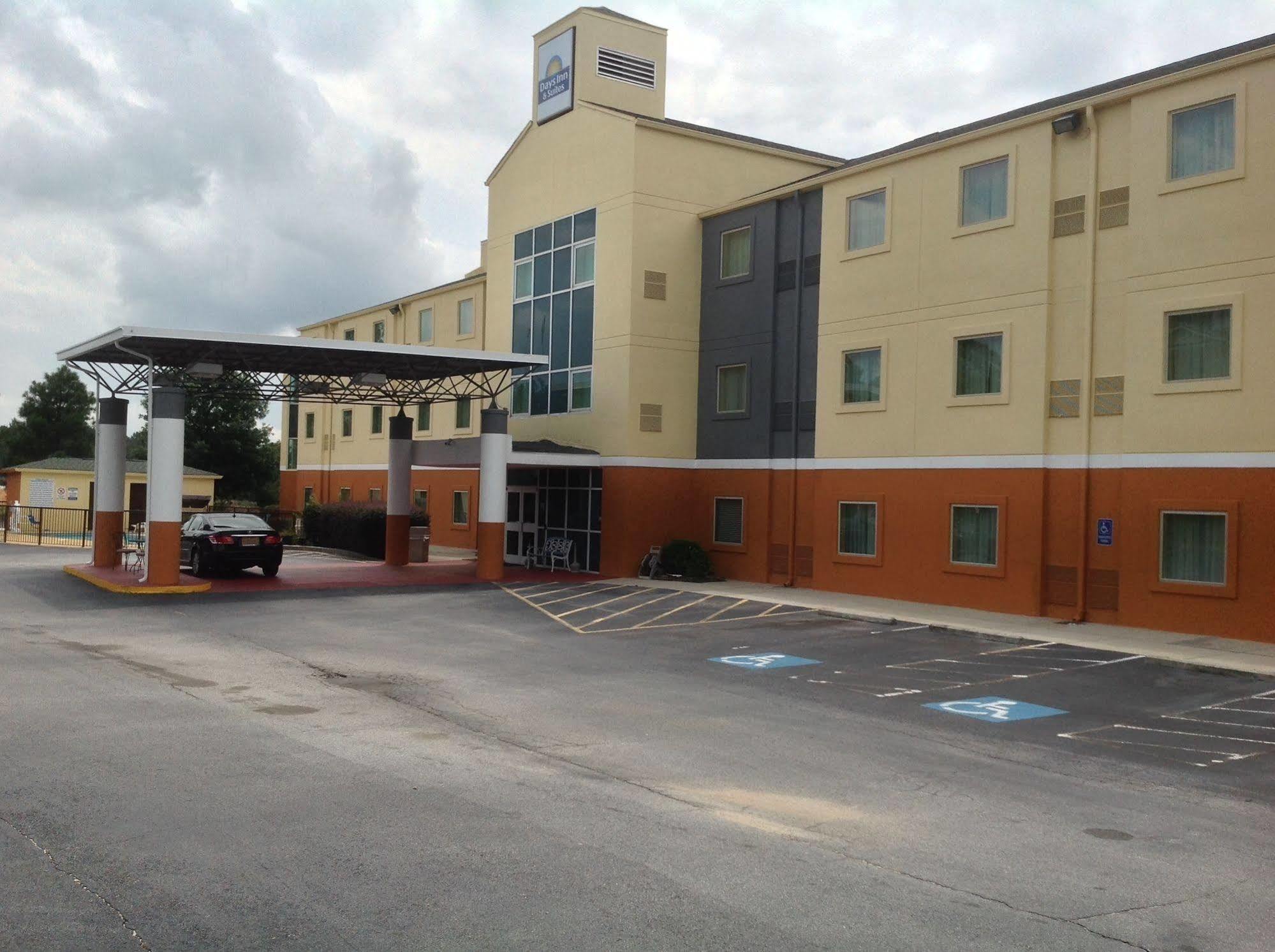 Days Inn & Suites By Wyndham Augusta Near Fort Eisenhower Exteriör bild