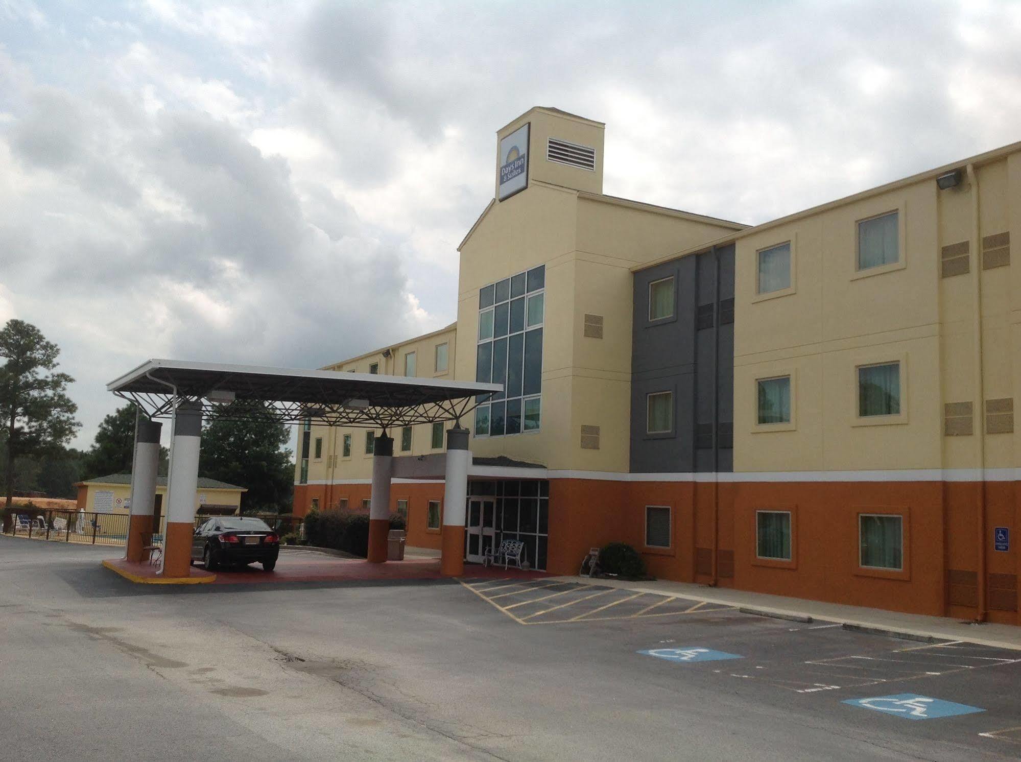 Days Inn & Suites By Wyndham Augusta Near Fort Eisenhower Exteriör bild