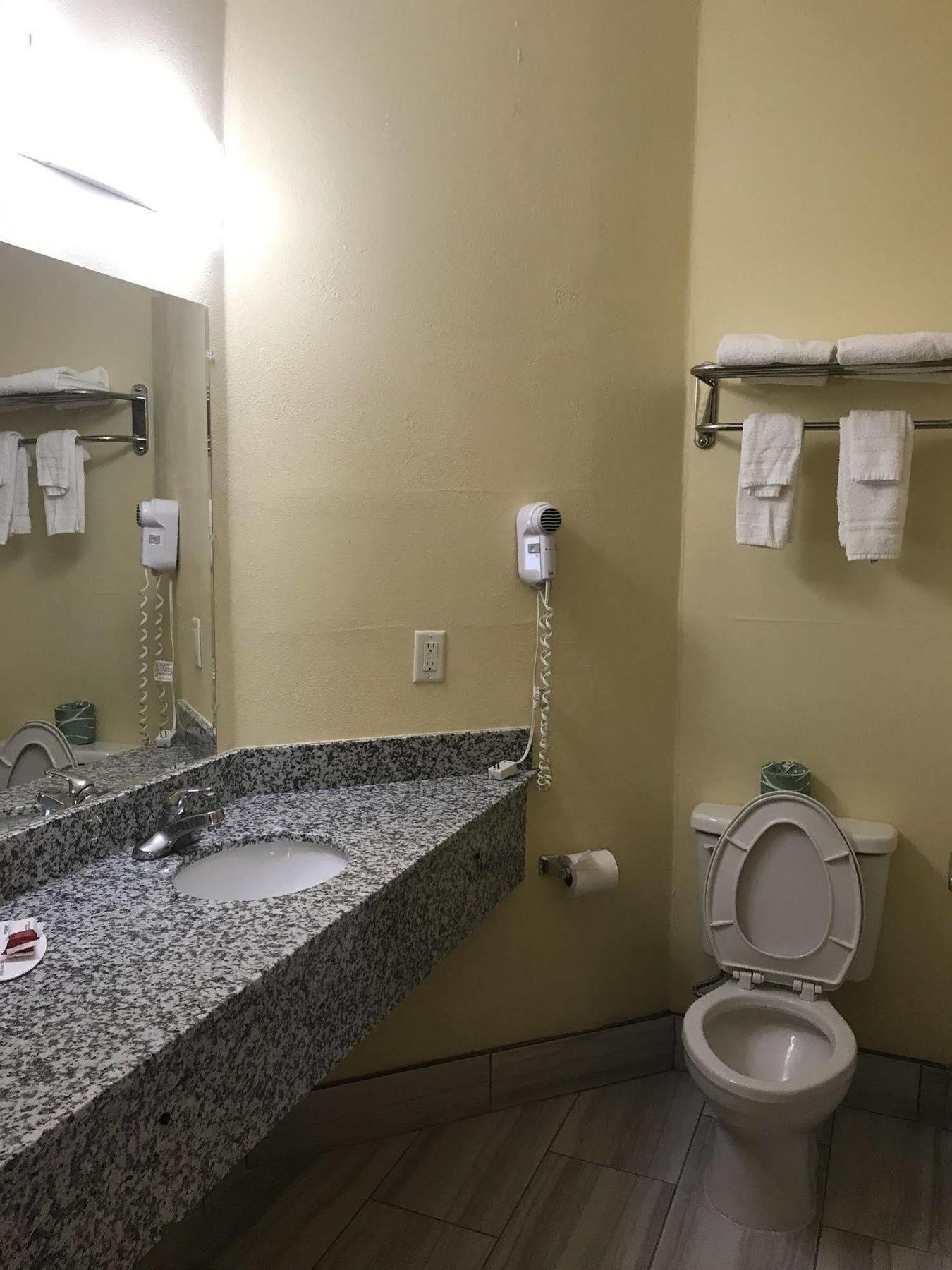 Days Inn & Suites By Wyndham Augusta Near Fort Eisenhower Exteriör bild